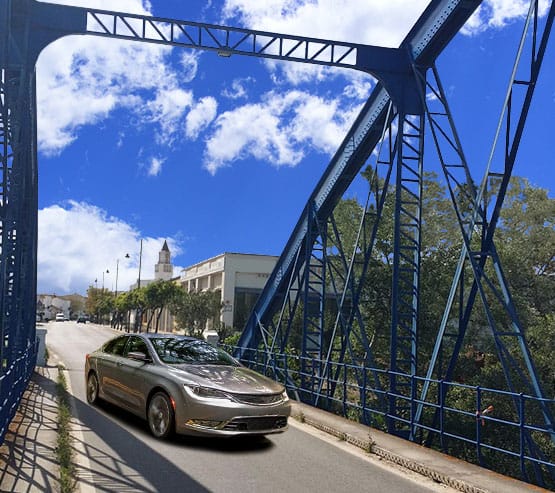 Imagen de un puente metálico para vehículos compactos.