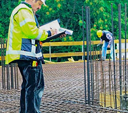 Trabajando en la construcción de un puente metálico.