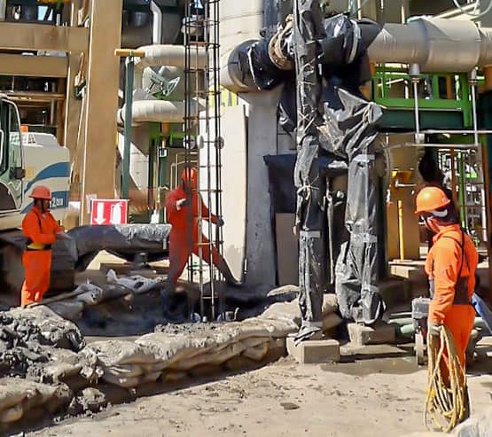 Trabajando en la fabricación de pilotes de concreto